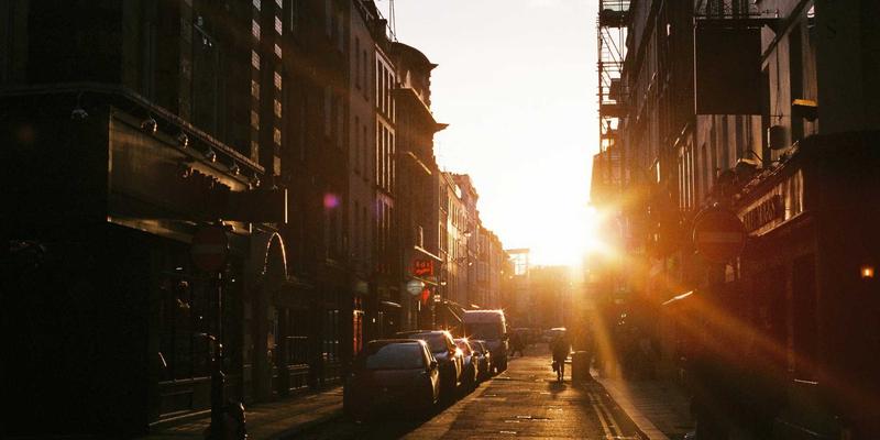 星链革命：深度解析卫星互联网的组网架构、通信协议与地面网络融合挑战